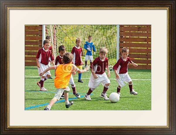 Постер Юная футбольная команда с типом исполнения Под стеклом в багетной раме 1.023.036