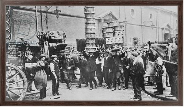 Постер View of expert basket carriers and a group of market men, 1900 с типом исполнения На холсте в раме в багетной раме 221-02