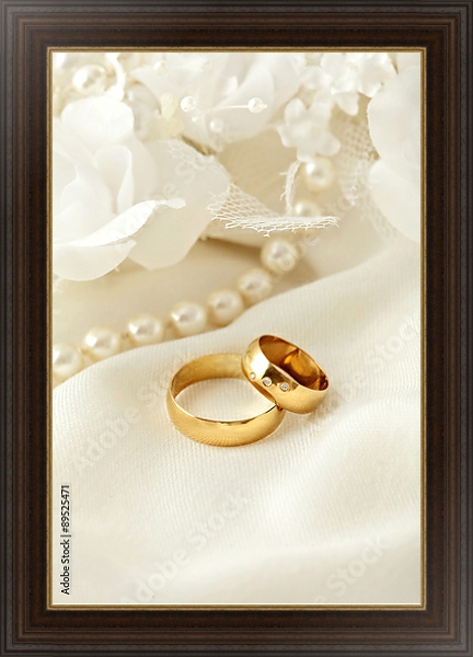 Постер Обручальные кольца на белом кружеве с жемчужным ожерельем с типом исполнения На холсте в раме в багетной раме 1.023.151
