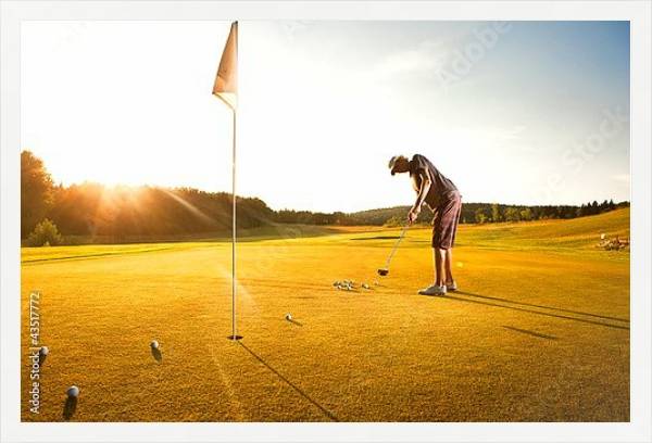 Постер Тренировка игрока в гольф с типом исполнения На холсте в раме в багетной раме 1727.7010