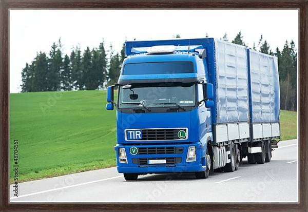 Постер Синий грузовик с синим трейлером на шоссе с типом исполнения На холсте в раме в багетной раме 221-02