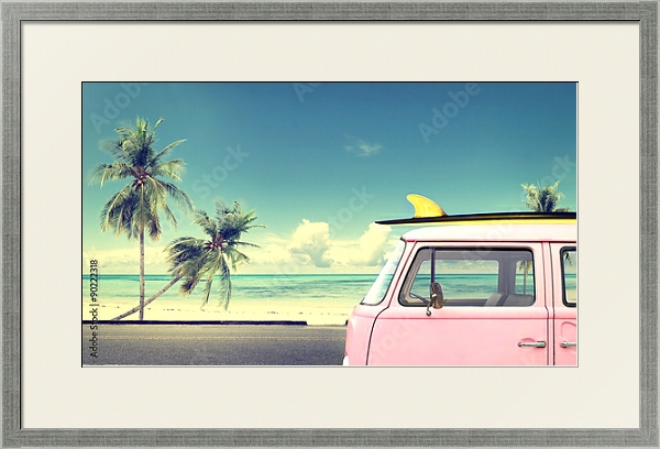 Постер Винтажный автомобиль на пляже с доской для серфинга на крыше с типом исполнения Под стеклом в багетной раме 1727.2510