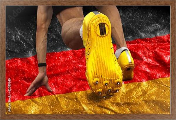 Постер Спринтер на стартовой позиции на немецком флаге с типом исполнения На холсте в раме в багетной раме 1727.4310