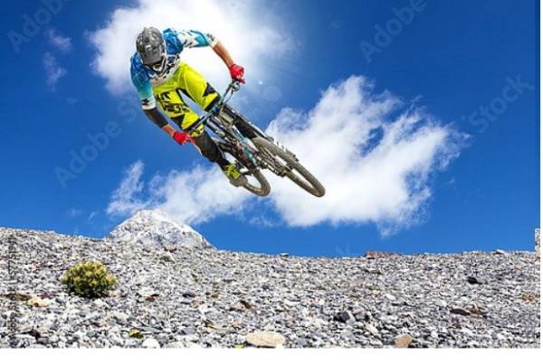 Постер Прыжок на горном велосипеде над склоном горы с типом исполнения На холсте без рамы