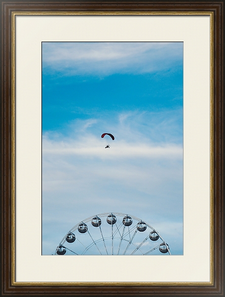 Постер Дельтаплан над колесом обозрения с типом исполнения Под стеклом в багетной раме 1.023.036