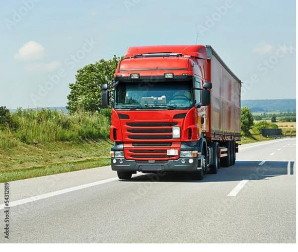 Постер Красный грузовик с трейлером на шоссе с типом исполнения На холсте без рамы