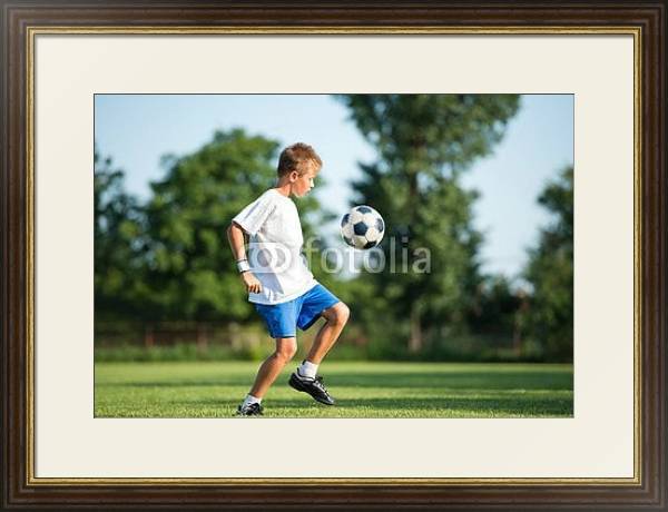 Постер Юный футболист с типом исполнения Под стеклом в багетной раме 1.023.036