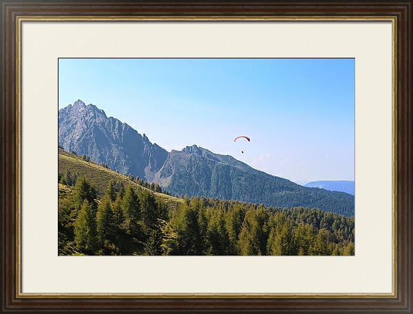 Постер Полет на параплане над горами с типом исполнения Под стеклом в багетной раме 1.023.036