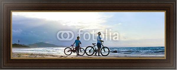 Постер Два велосипедиста на пляже с типом исполнения На холсте в раме в багетной раме 1.023.151