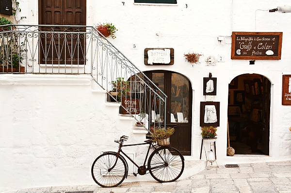 Постер Велосипед у магазинчика в Остуни, Италия с типом исполнения На холсте без рамы