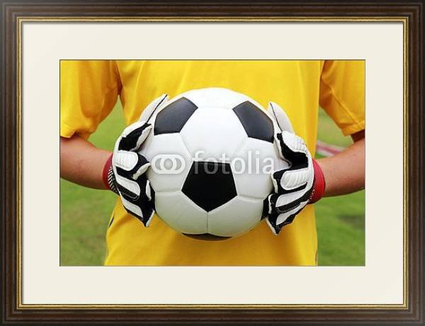 Постер Футболист в желтой футболке с мячом с типом исполнения Под стеклом в багетной раме 1.023.036