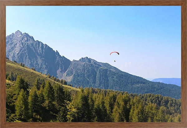 Постер Полет на параплане над горами с типом исполнения На холсте в раме в багетной раме 1727.4310