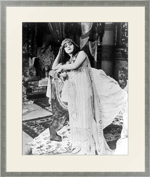 Постер Bara, Theda (Cleopatra) 5 с типом исполнения Под стеклом в багетной раме 1727.2510