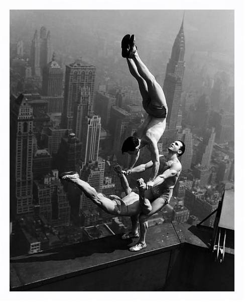 Постер Гимнасты на Нью-Йоркском небоскребе с типом исполнения На холсте в раме в багетной раме 221-03