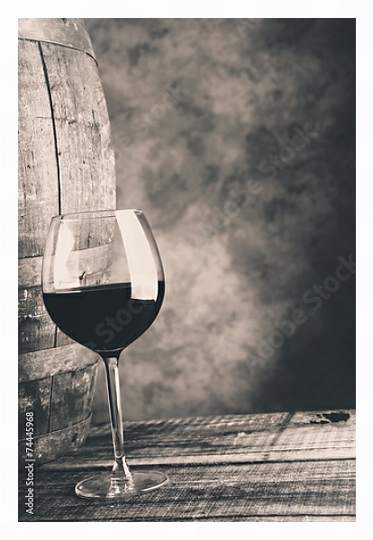 Постер Бокал выдержанного вина. Чёрно-белое фото с типом исполнения На холсте в раме в багетной раме 221-03