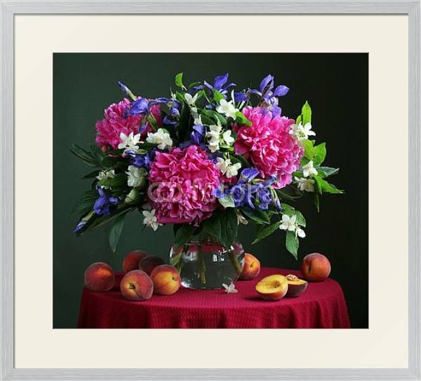 Постер Букет садовых цветов с персиками на столе с типом исполнения Под стеклом в багетной раме 1727.2310