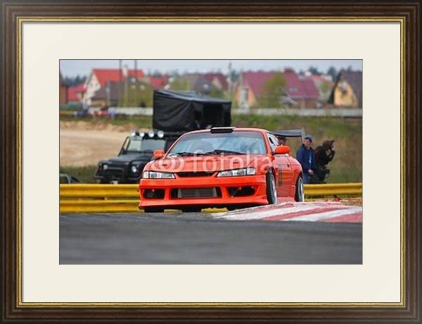 Постер Красный гоночный автомобиль на трассе с типом исполнения Под стеклом в багетной раме 1.023.036