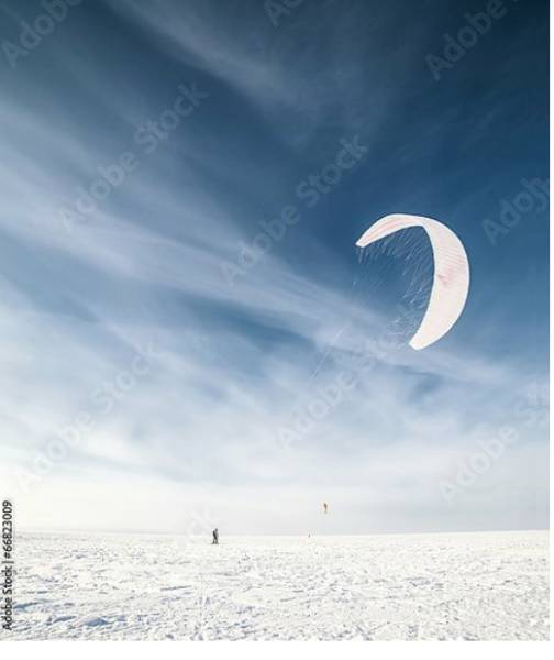 Постер Кайтбордист на белом снегу с типом исполнения На холсте без рамы