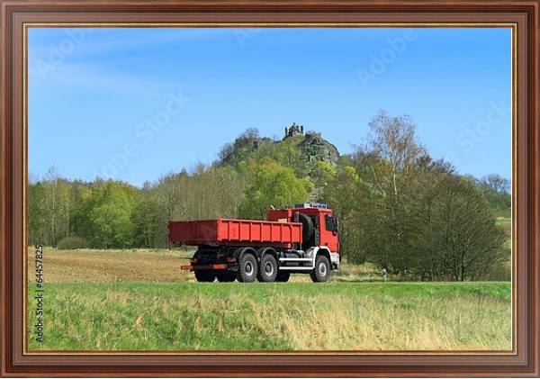 Постер Красный грузовик на сельской дороге с типом исполнения На холсте в раме в багетной раме 35-M719P-83
