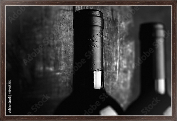 Постер Бутылки красного вина у бочки, чёрно-белая фотография с типом исполнения На холсте в раме в багетной раме 221-02