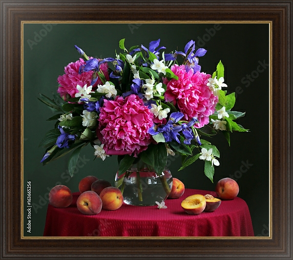 Постер Букет садовых цветов с персиками на столе с типом исполнения На холсте в раме в багетной раме 1.023.151