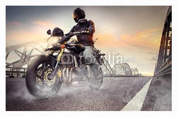 Постер Мотоциклист на городском мосту с типом исполнения На холсте в раме в багетной раме 221-03