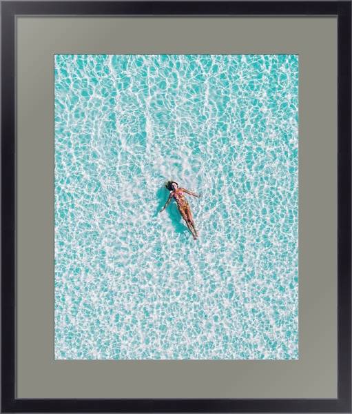 Постер Девушка на воде в бассейне с типом исполнения Под стеклом в багетной раме 221-01
