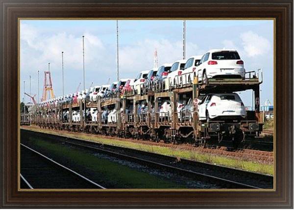 Постер Грузовой поезд, перевозящий автомобили с типом исполнения На холсте в раме в багетной раме 1.023.151