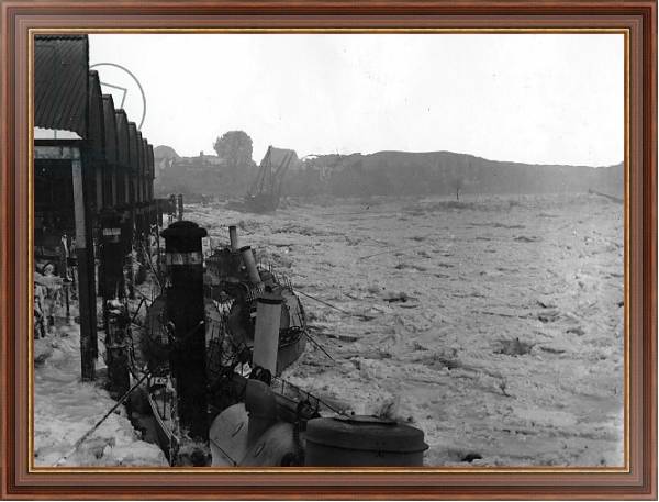 Постер The River Thames during 'The Great Freeze' of 1895 с типом исполнения На холсте в раме в багетной раме 35-M719P-83