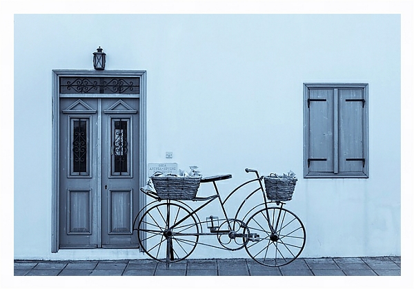 Постер Дверь, окно и велосипед с типом исполнения На холсте в раме в багетной раме 221-03