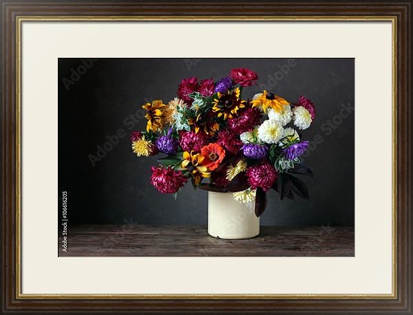 Постер Осенний натюрморт с садовыми цветами на темном фоне с типом исполнения Под стеклом в багетной раме 1.023.036