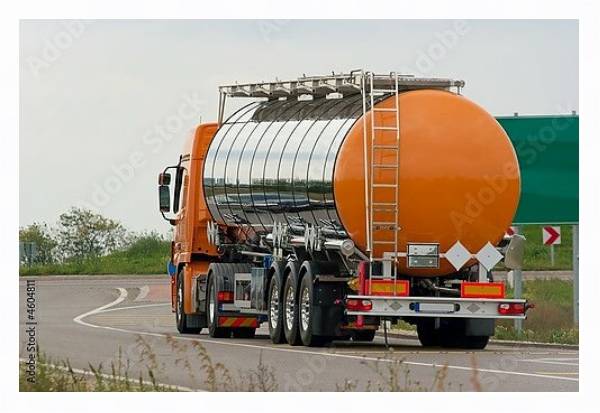 Постер Грузовик-автоцистерна для перевозки опасных грузов с типом исполнения На холсте в раме в багетной раме 221-03