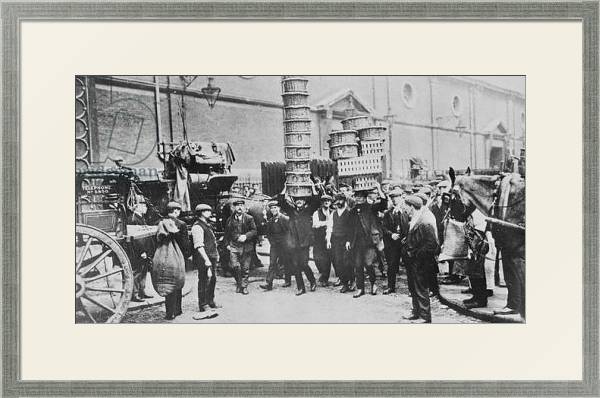 Постер View of expert basket carriers and a group of market men, 1900 с типом исполнения Под стеклом в багетной раме 1727.2510