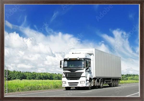 Постер Белый грузовик на сельской автодороге с типом исполнения На холсте в раме в багетной раме 221-02