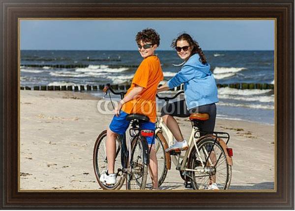 Постер Прогулка на велосипедах по пляжу с типом исполнения На холсте в раме в багетной раме 1.023.151
