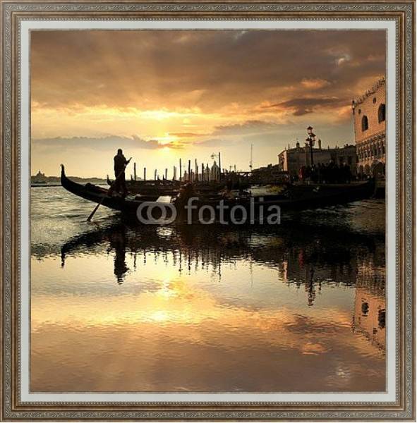 Постер Гондола на закате в Венеции, Италия с типом исполнения На холсте в раме в багетной раме 595.M52.330