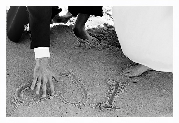 Постер Сердце на песке с типом исполнения На холсте в раме в багетной раме 221-03