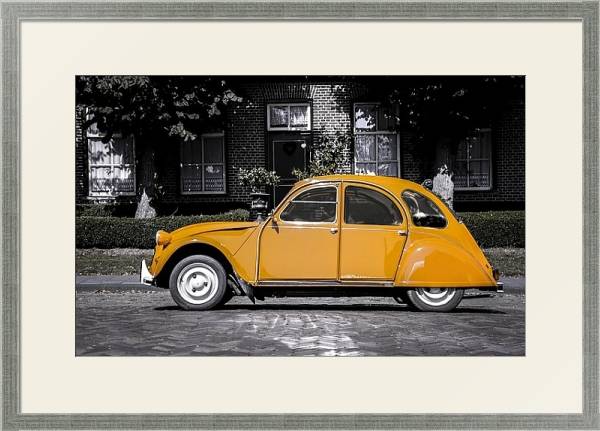 Постер Оранжевый старинный автомобиль на серой улице с типом исполнения Под стеклом в багетной раме 1727.2510