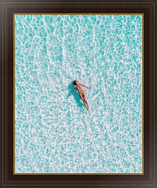 Постер Девушка на воде в бассейне с типом исполнения На холсте в раме в багетной раме 1.023.151