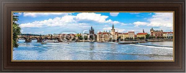 Постер Чехия. Летняя панорама Праги с типом исполнения На холсте в раме в багетной раме 1.023.151