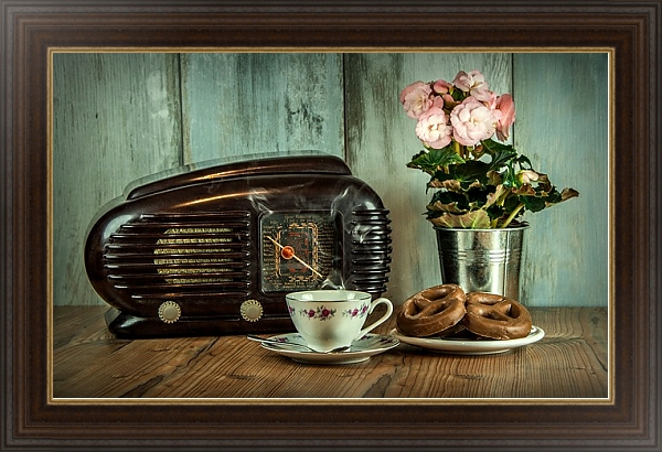Постер Ретро-радио, букет и чашка чая с бубликами с типом исполнения На холсте в раме в багетной раме 1.023.151