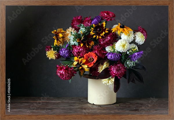 Постер Осенний натюрморт с садовыми цветами на темном фоне с типом исполнения На холсте в раме в багетной раме 1727.4310