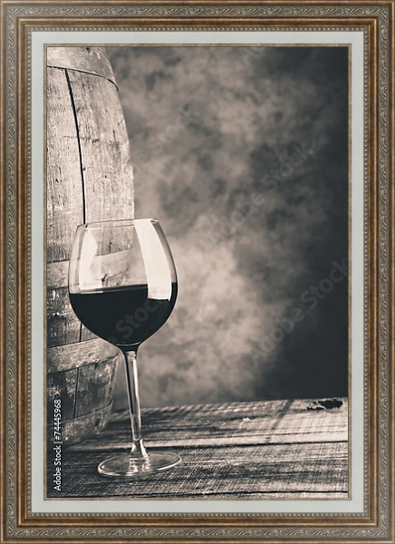 Постер Бокал выдержанного вина. Чёрно-белое фото с типом исполнения На холсте в раме в багетной раме 595.M52.330