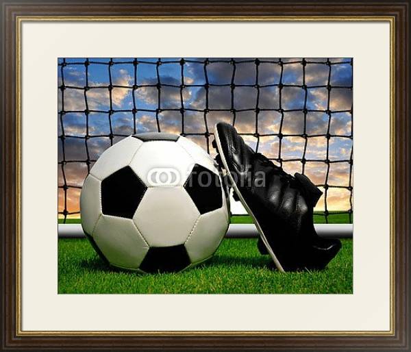 Постер Футбольный мяч и бутса с типом исполнения Под стеклом в багетной раме 1.023.036