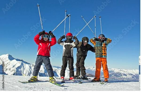 Постер Группа горнолыжников с типом исполнения На холсте без рамы