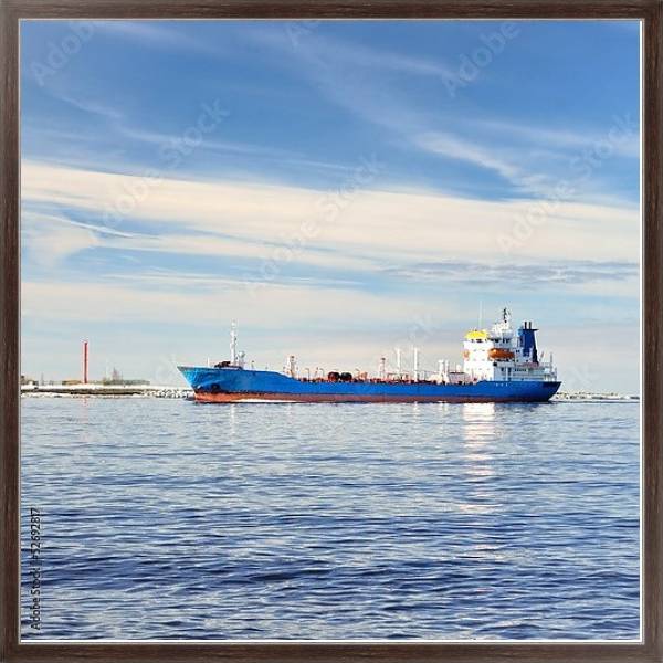 Постер Грузовой корабль входящий в порт с типом исполнения На холсте в раме в багетной раме 221-02