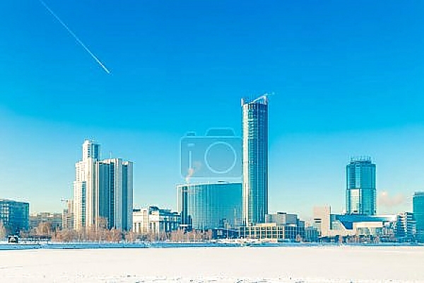 Постер Embankment in Yekaterinburg winter on a sunny day с типом исполнения На холсте без рамы