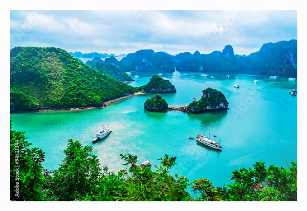 Постер Вьетнам. Scenic view of islands in Halong Bay с типом исполнения На холсте в раме в багетной раме 221-03