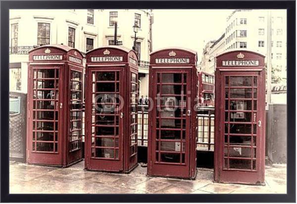 Постер Лондон, четыре красные телефонные будки, ретро фото с типом исполнения На холсте в раме в багетной раме 221-01