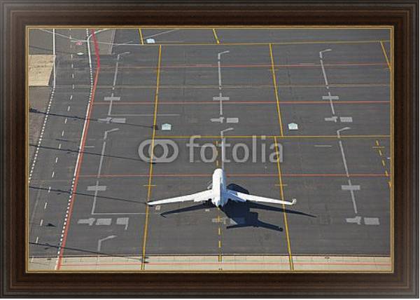 Постер Частный реактивный самолет в аэропорту на стоянке с типом исполнения На холсте в раме в багетной раме 1.023.151